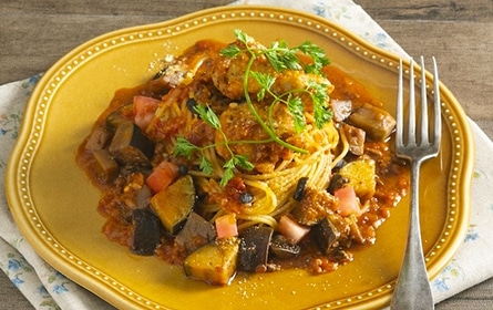 絹かわ茄子のラグーソースパスタ、チキンのトマトソース煮込みのせ