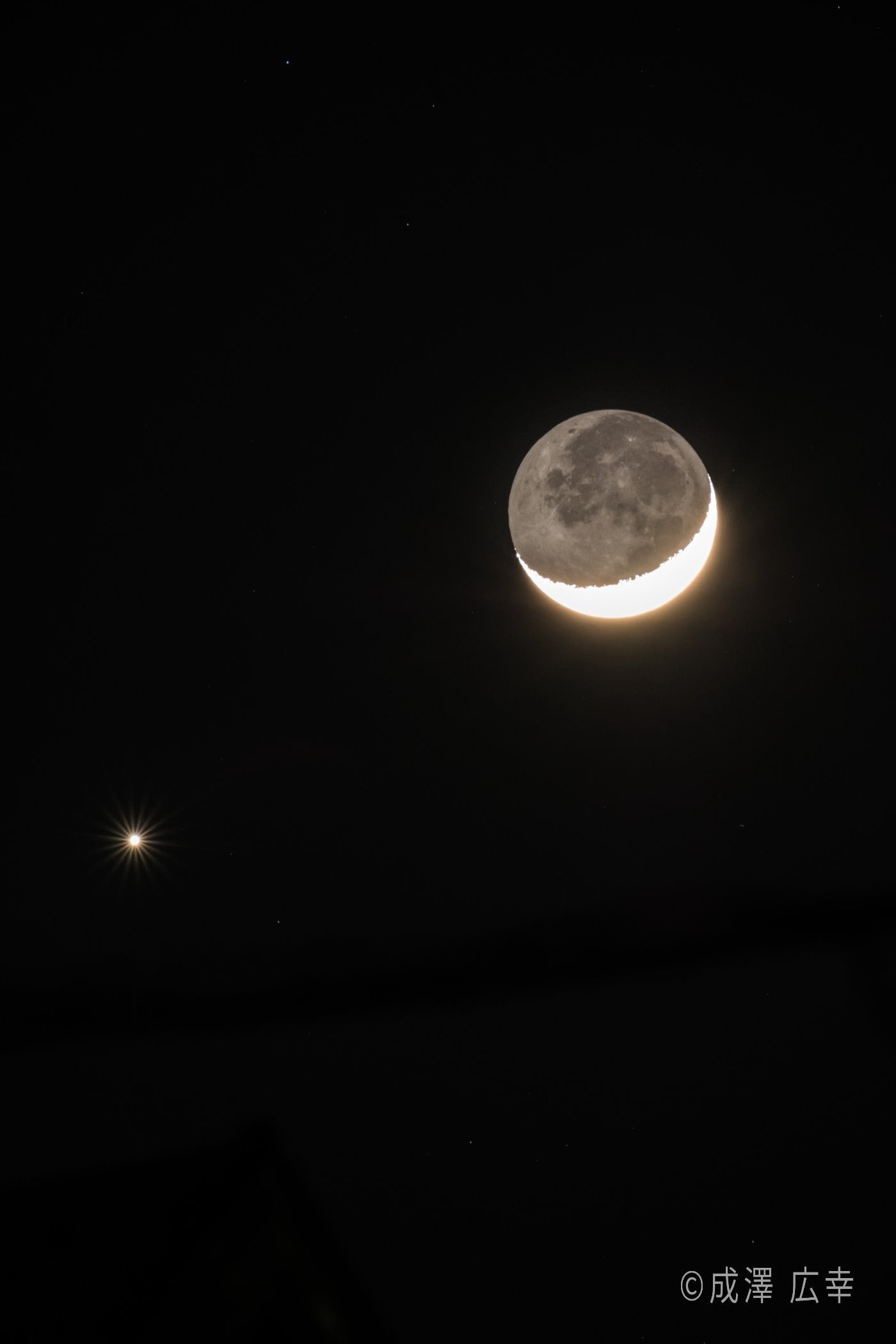 月と金星が接近した様子。当日は月と火星が並びます。