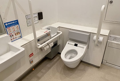 ワールドインポートマートビル1F優先トイレ内の便器周辺設備の写真