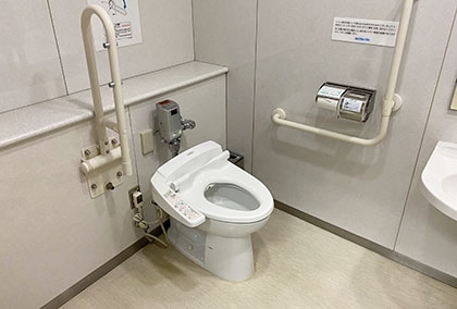 文化会館ビル3F優先トイレ内の便器周辺設備の写真