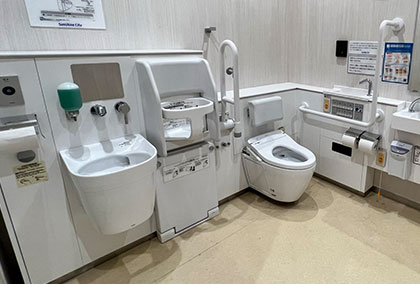 2023新規追加優先トイレ内の便器周辺設備の写真
