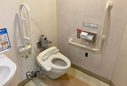 ワールドインポートマートビルB1優先トイレ内の便器周辺設備の写真